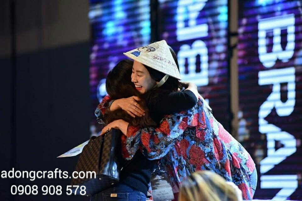 Chiếc nón lá in hinh ca si dien vien han quoc den tham viet nam