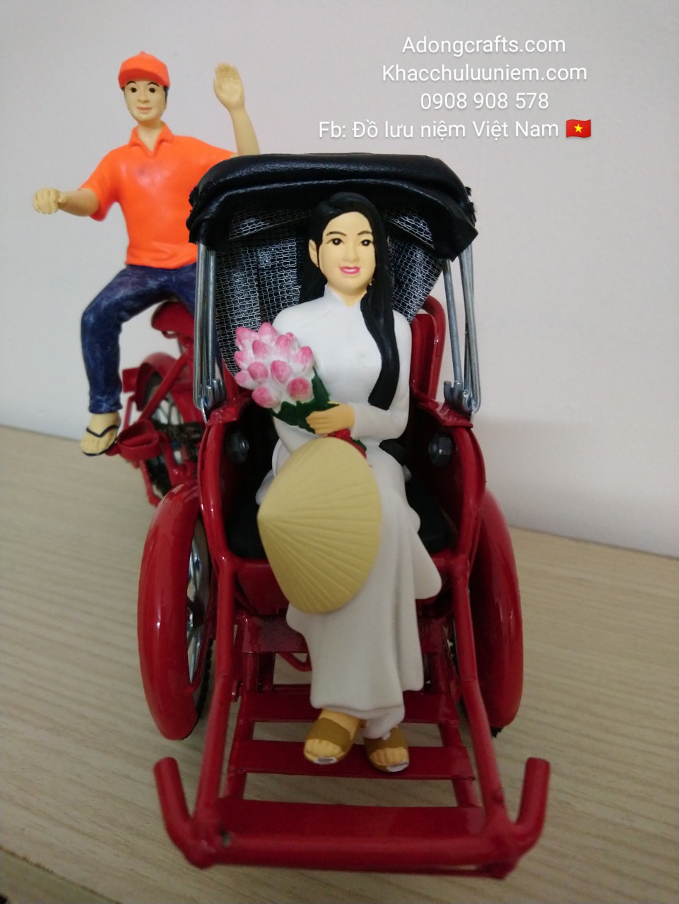 tuong co gái Việt Nam ngồi xe xích lô có bác tài xế