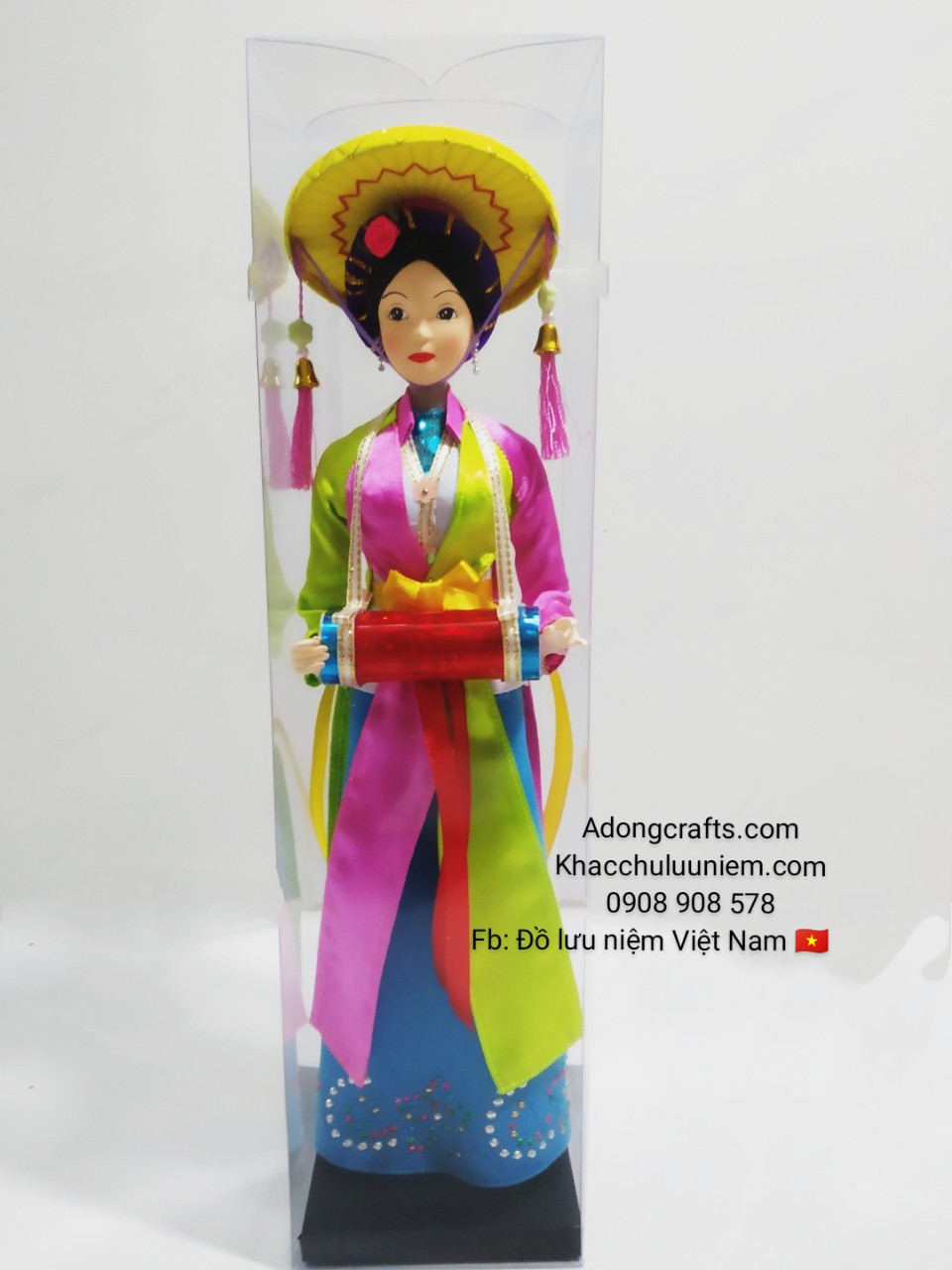 Cô gái áo tứ thân nón quai thao Cô gái áo tứ thân khăn mỏ quạ Cô gái áo tứ thân khăn đóng ... Tượng búp bê vải với bàn tay khéo léo của các thợ thủ công tâm huyết cái đẹp mà cho chúng ta các sản phẩm thật tinh tế, làm quà lưu niệm niệm Việt Nam. Sản phẩm có rất nhiều mẫu hình ảnh như cô gái mặc áo dài khăn xếp, cô gái mặc áo bà ba khăn rằn nón lá , cô gái viêt nam mặc nón lá ...