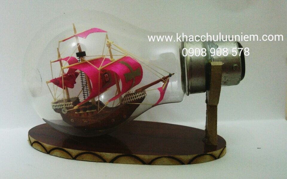 Thuyen buon trong chai bong den