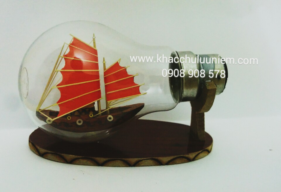 thuyen buon trong bong den thuy tinh