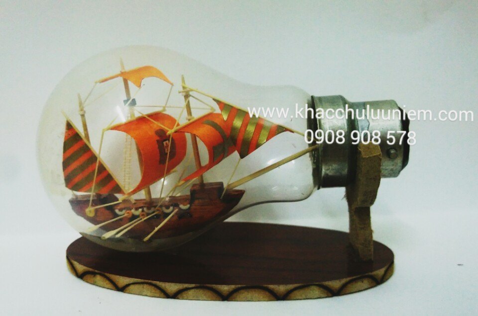 thuyen buon mau cam trong chai thuy tinh