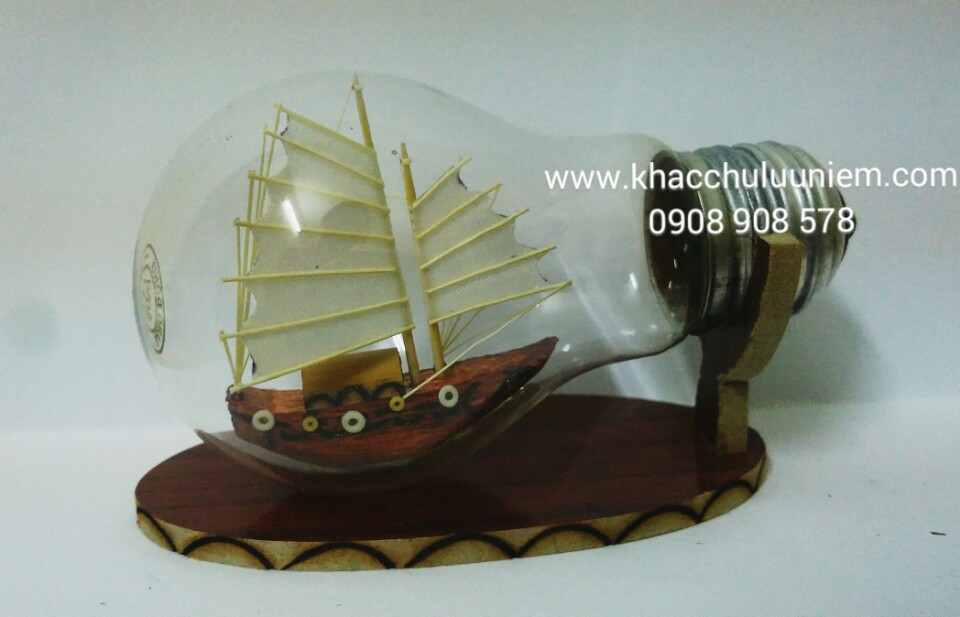 Thuyền buồm trong bóng đèn