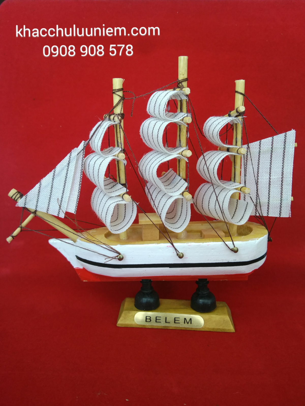 Thuyền gỗ màu đỏ