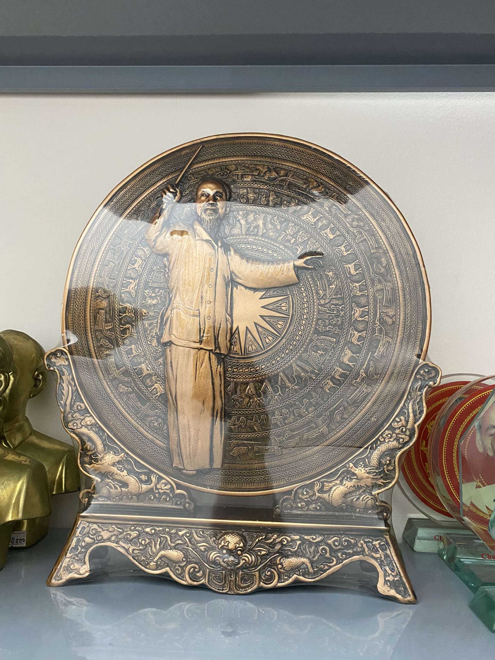 tranh bac ho cam dua nhac truong