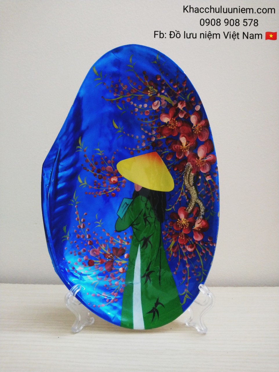 tranh sơn mai oc bien doc dao co gai ben hoa dao