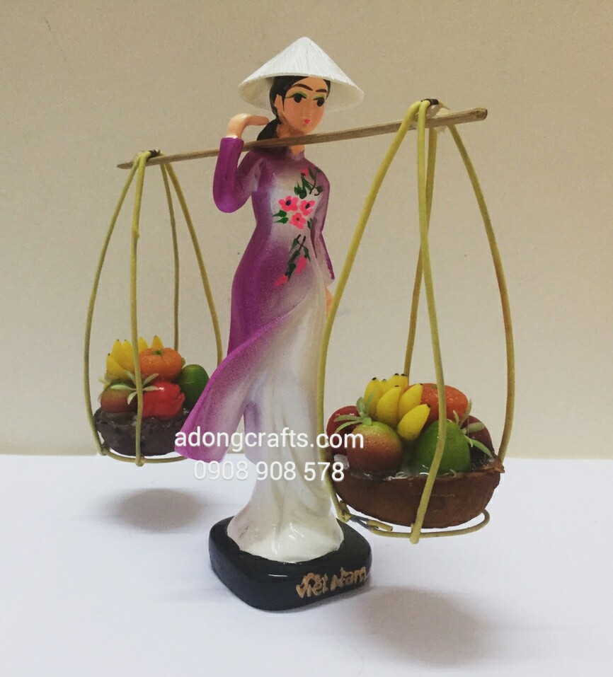 tuong co gai Viet nam ao dai ganh trai cay