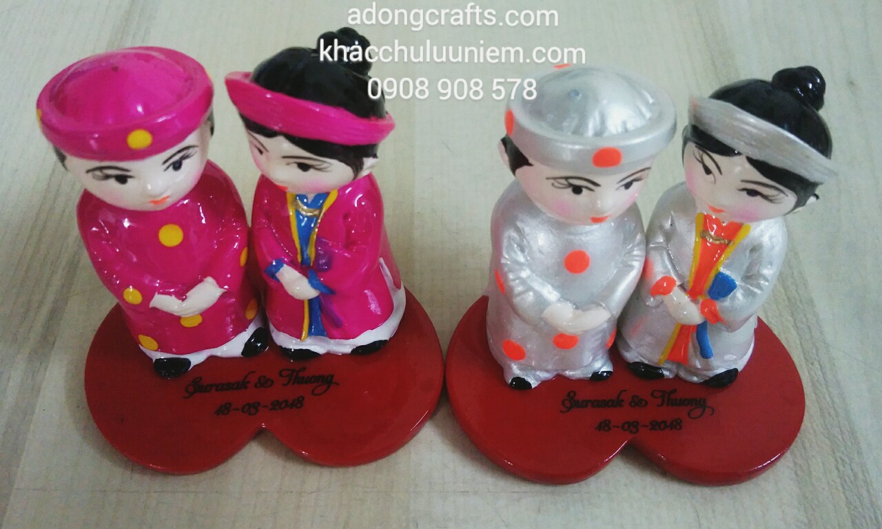 Tượng cô dâu chú rể đế hình trái tim, in tên cô dâu chú rể và ngày cưới.