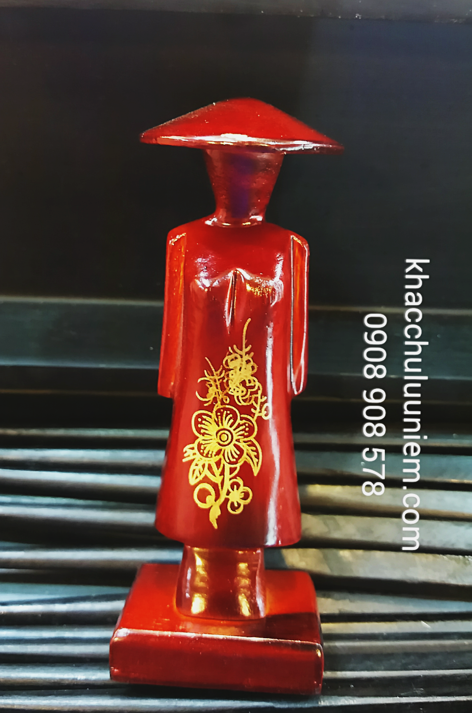 tuong co gai doi non la bang go