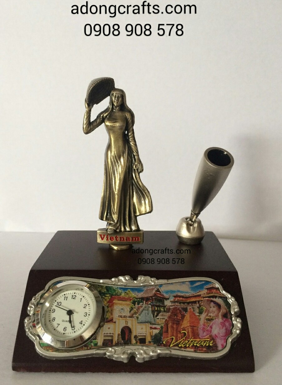 co gai ao dai dong ho cam but