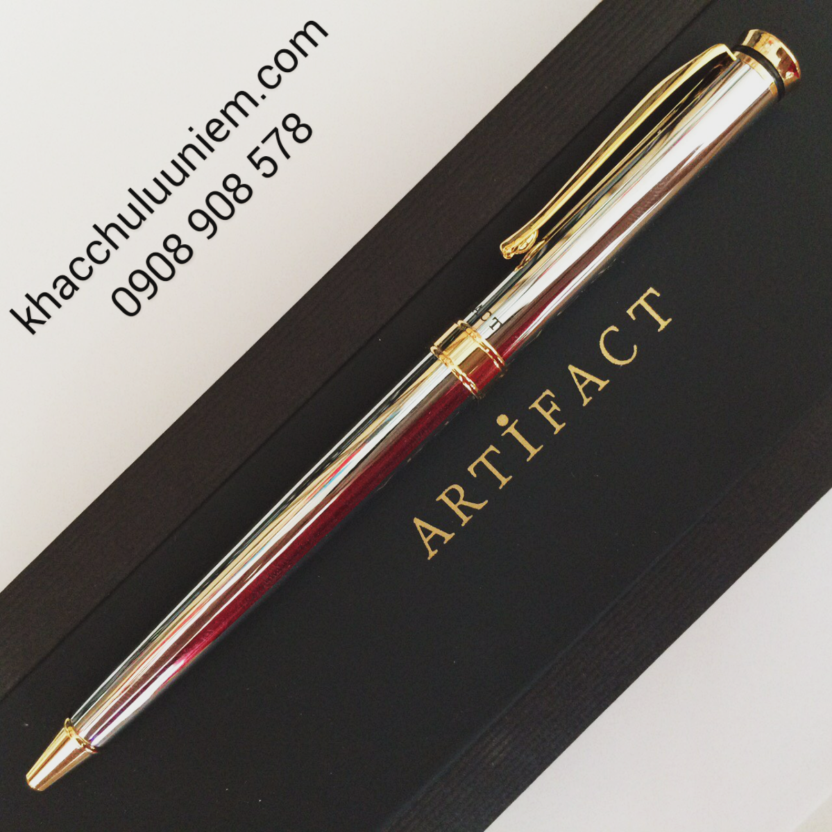 Bút trắng sáng cài vàng sang trọng