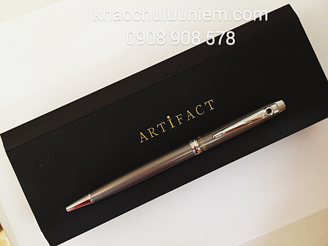 khắc chữ trên bút ký xám vàng sang trọng