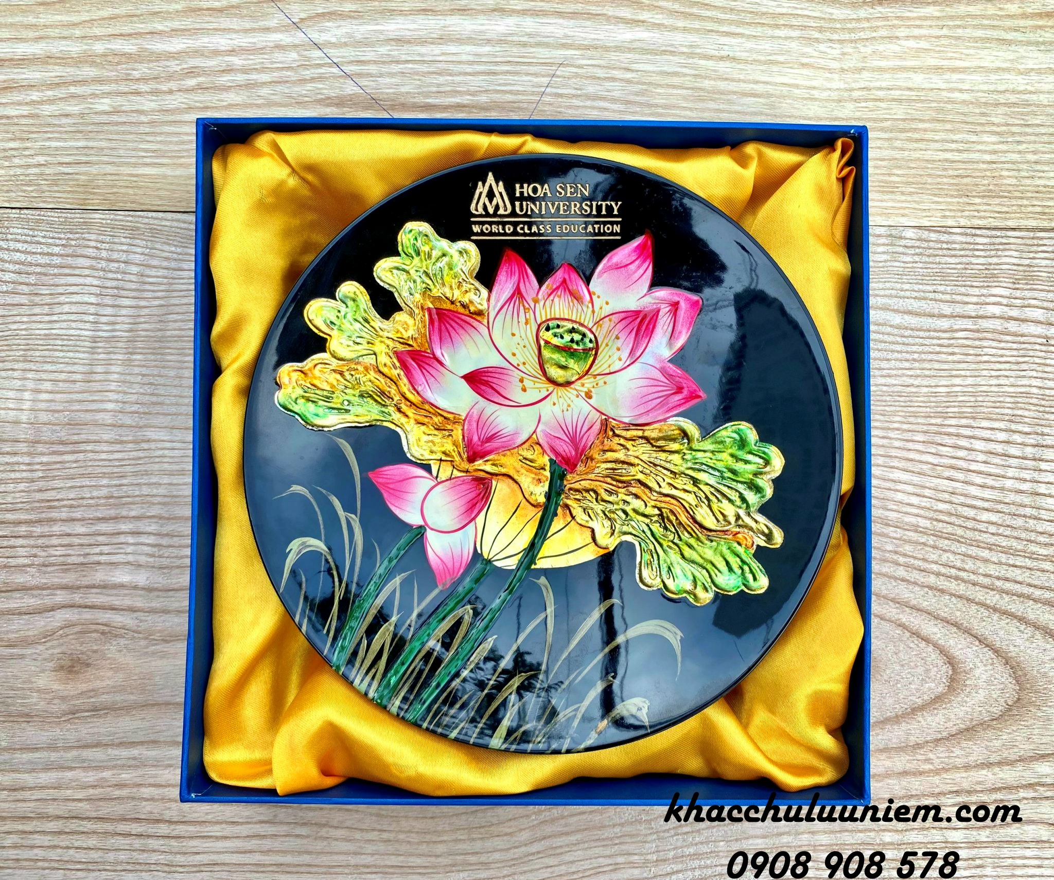 Đĩa quà tặng sơn mài khắc logo trường đại học