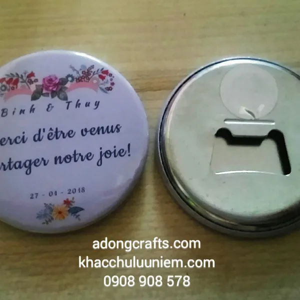 2 in 1  Magnet hít nam châm và đồ khui bia, in ảnh theo yêu cầu cô dâu chú rể