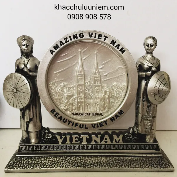 Biểu  tượng cô gái Việt và Cảnh Nhà Thờ Đức Bà