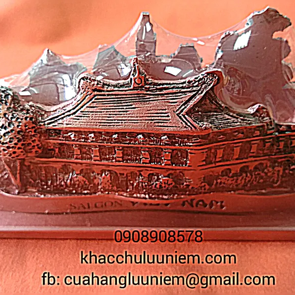 Cắm viết biểu tượng Bến Nhà Rồng