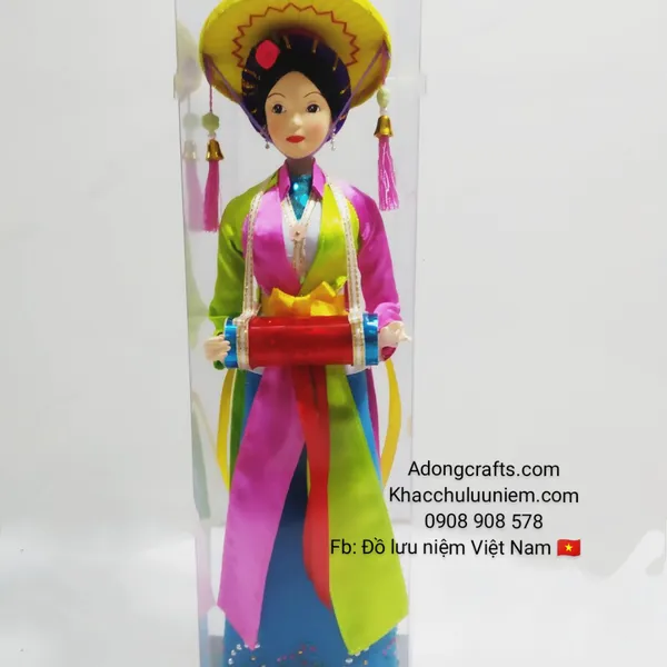 Cô gái áo tứ thân nón quai thao