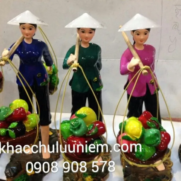 Cô gái gánh trái cây