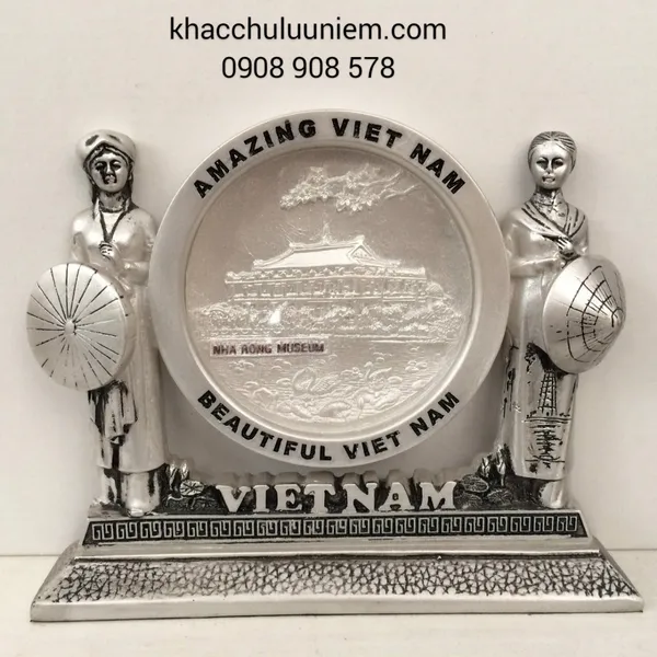 Cô gái trang phục hai miền Bắc Nam Việt Nam
