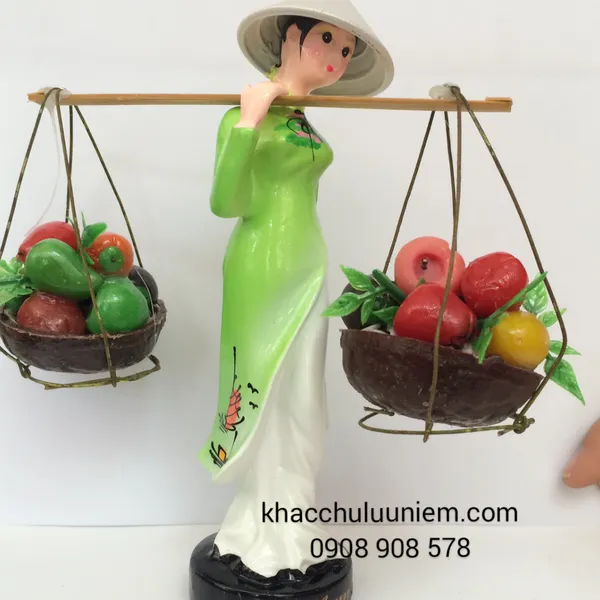 Cô gái Việt Nam Áo dài gánh trái cây