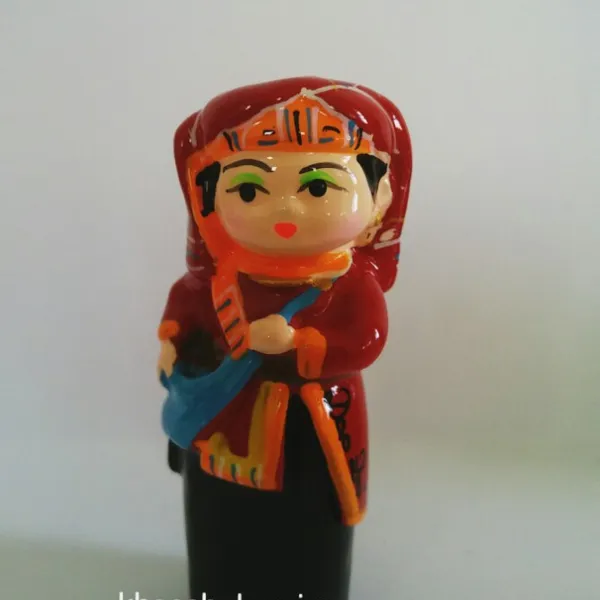 Tượng Búp bê Cô gái Giao Đỏ