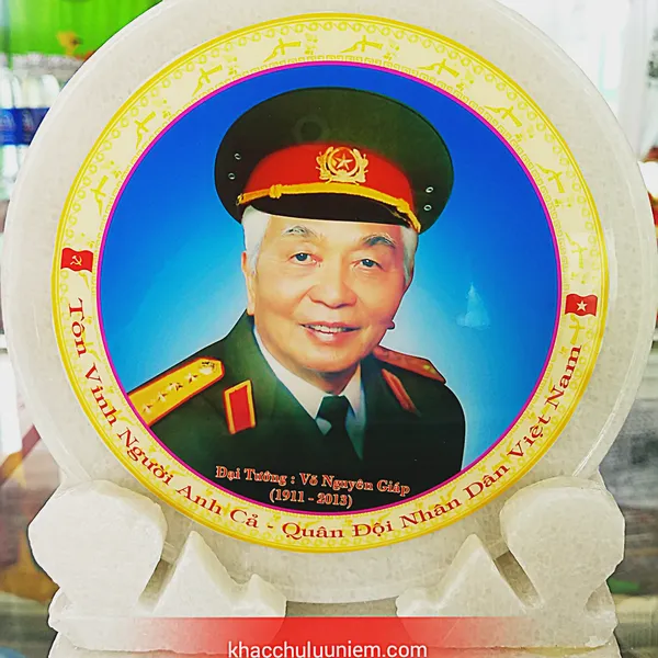 Đĩa đá hình Bác Giáp