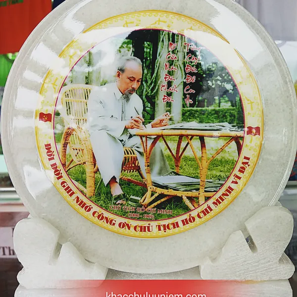 Đĩa đá hình Bác Hồ ngồi làm việc