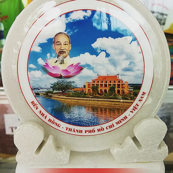 Đĩa đá hình Bến Nhà Rồng và Bác Hồ