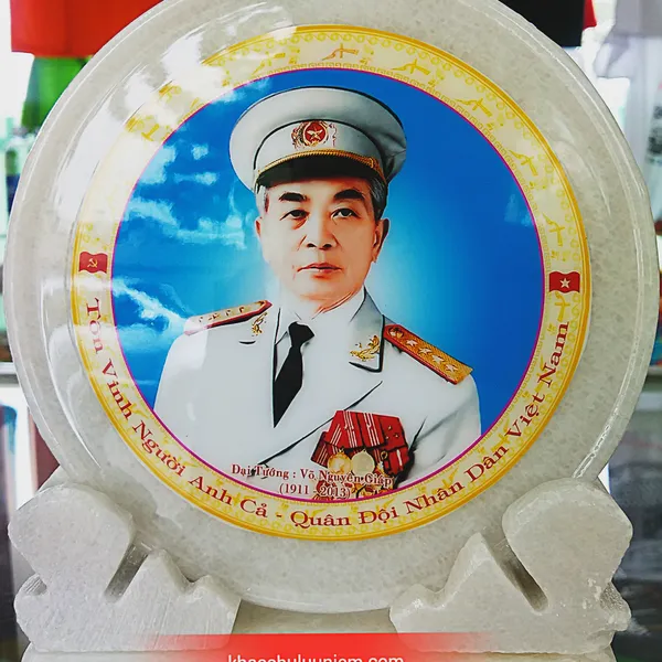 Đĩa đá Bác Giáp mặc quân phục trắng