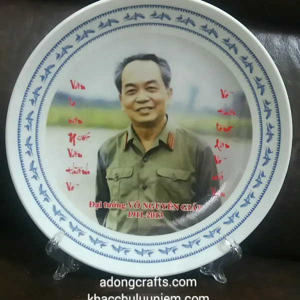 Đĩa sứ chân dung Bác Giáp câu đối Anh hùng