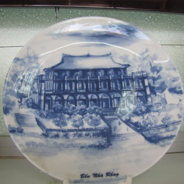 Đĩa sứ hình phong cảnh Bến Nhà Rồng