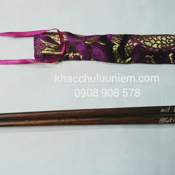 ĐŨA GỖ - KHẮC CHỮ - TẶNG KHÁCH DU LỊCH NƯỚC NGOÀI