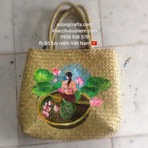 Giỏ cói vẽ hình cô gái Việt Nam