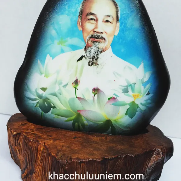Hình bác Hồ trên đá