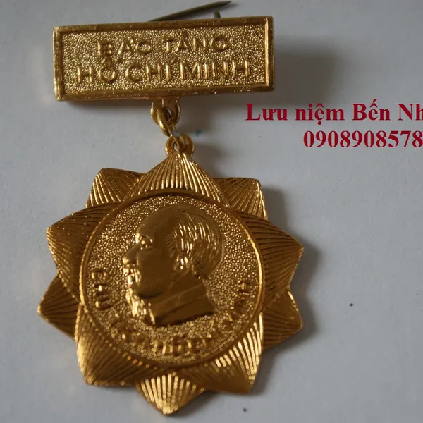 Huy Hiệu Bác Hồ -  Bảo Tàng Hồ Chí Minh