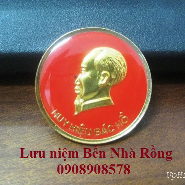 Huy hiệu Bác Hồ