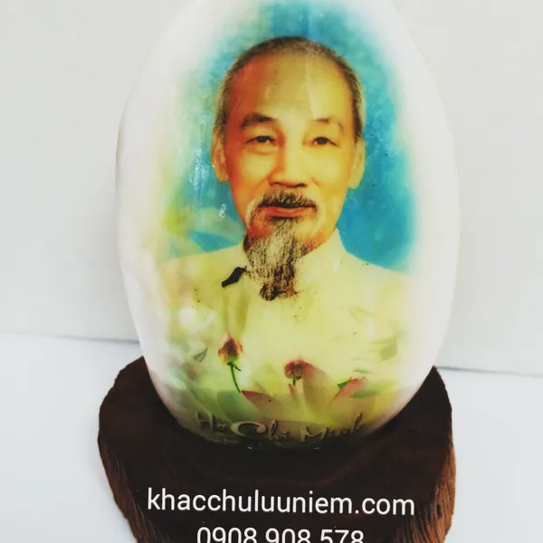 In hình Bác Hồ trên chất liệu vỏ trai vỏ ốc