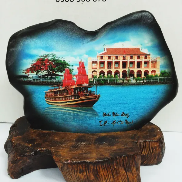 In hình Bến Nhà Rồng trên đá