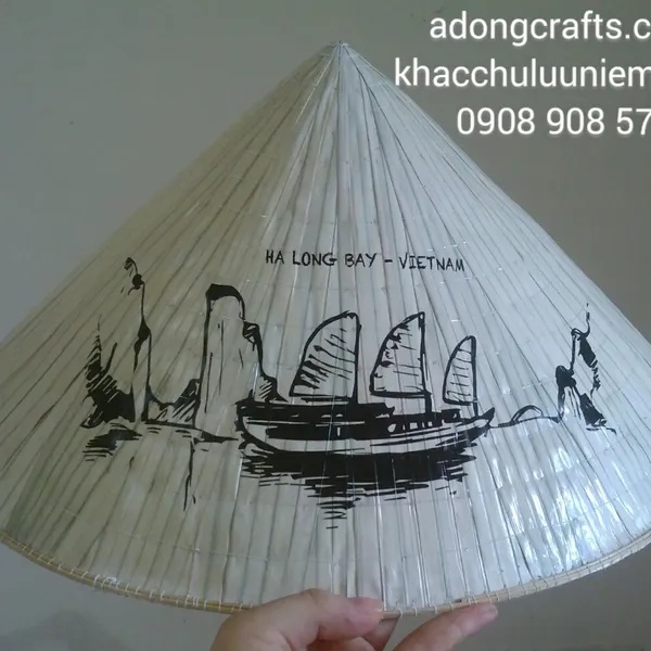 In hình trắng đen lên nón lá