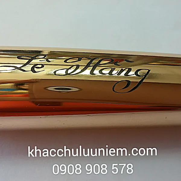 Khắc chữ , khắc tên lên cây son