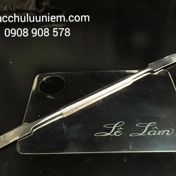 Khắc chữ lên miếng inox
