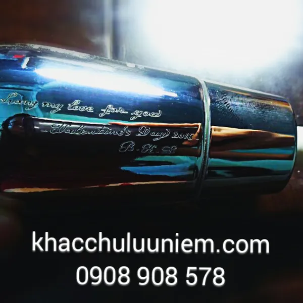 Khắc chữ tên lên chai nước hoa