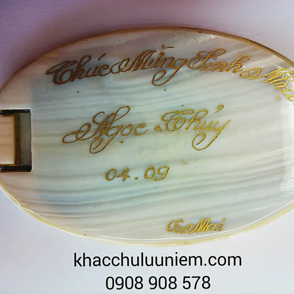 Khắc chữ trên chất liệu vỏ ốc