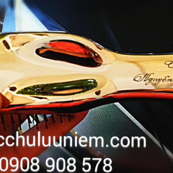 Khắc chữ trên lược quý
