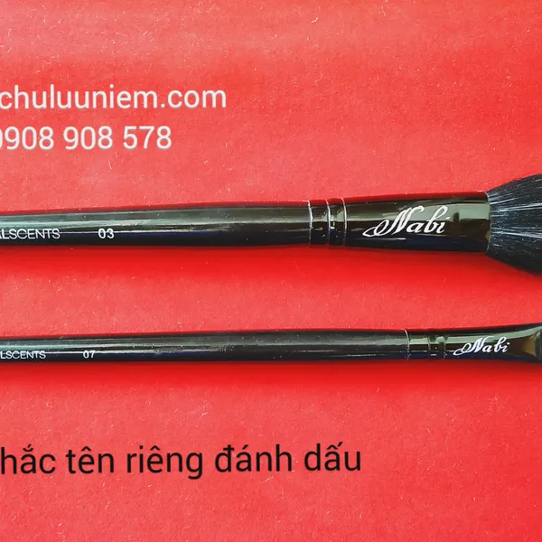 Khắc tên đánh dấu lên cây cọ