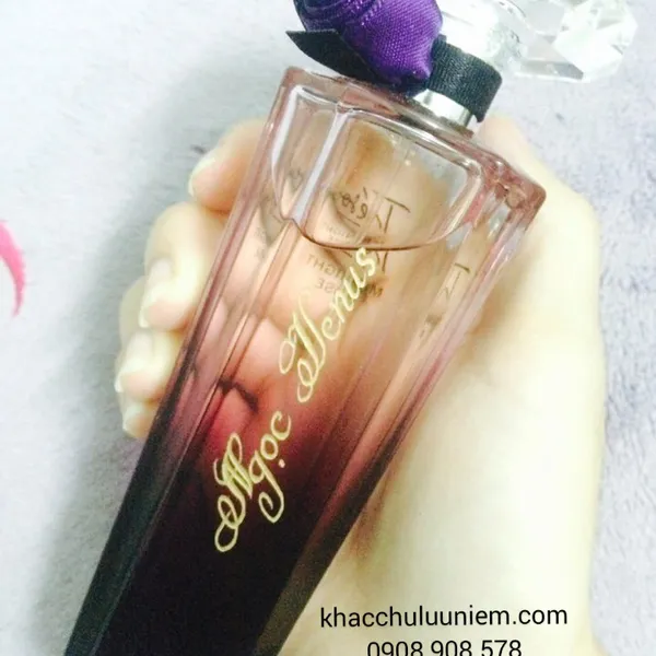 Khắc tên lên chai nước hoa