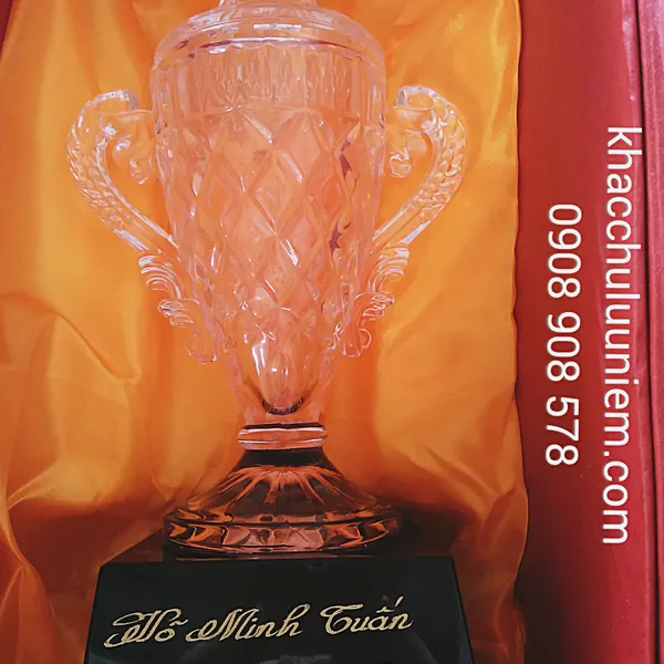 Khắc tên lên cúp Pha lê