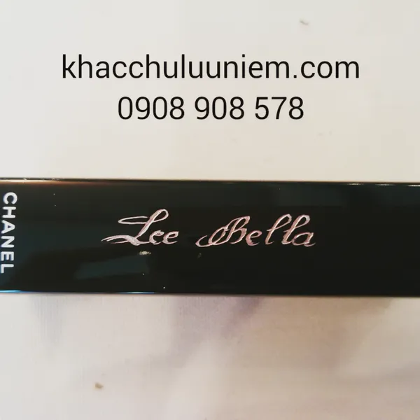Khắc tên - nắp cây son Chanel