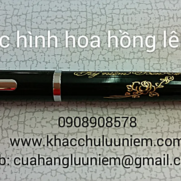 Khắc hình các loại hoa trên bút viết