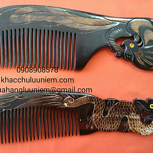 Lược sừng đen cán có trạm hình rồng phụng.